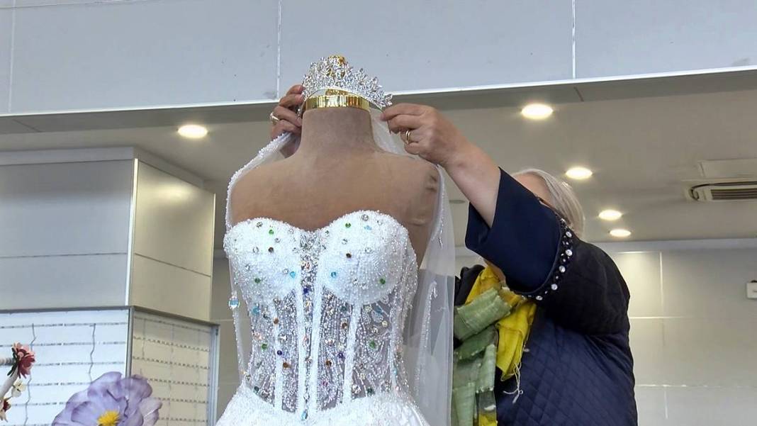 Bu gelinliğin fiyatını duyanların ağzı beş karış açık kalıyor! 30 kilogram ağırlığında, 8 ayda dikildi 7